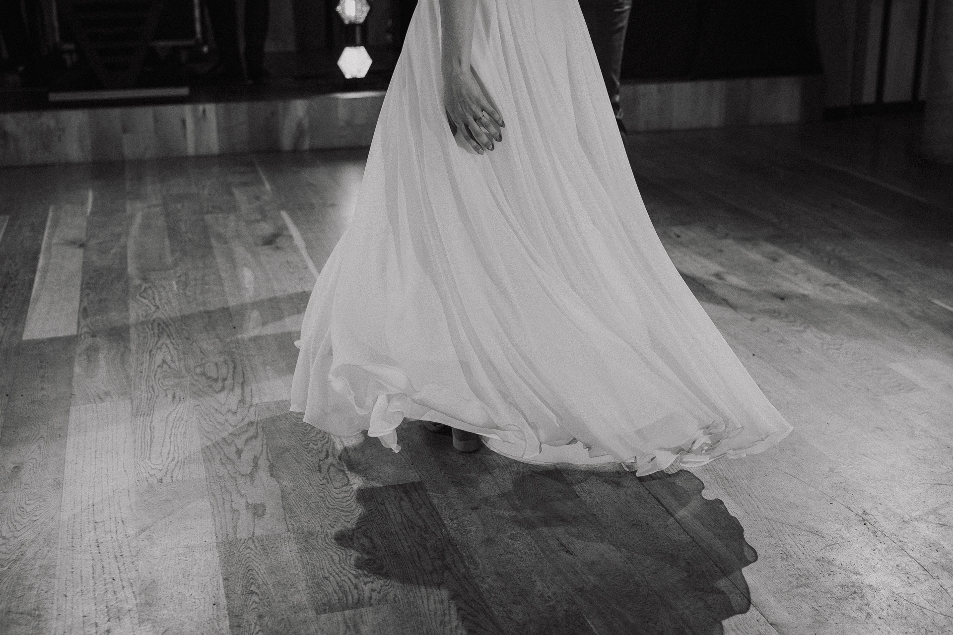 zbliżenie na rękę i suknie ślubną Panny Młodej