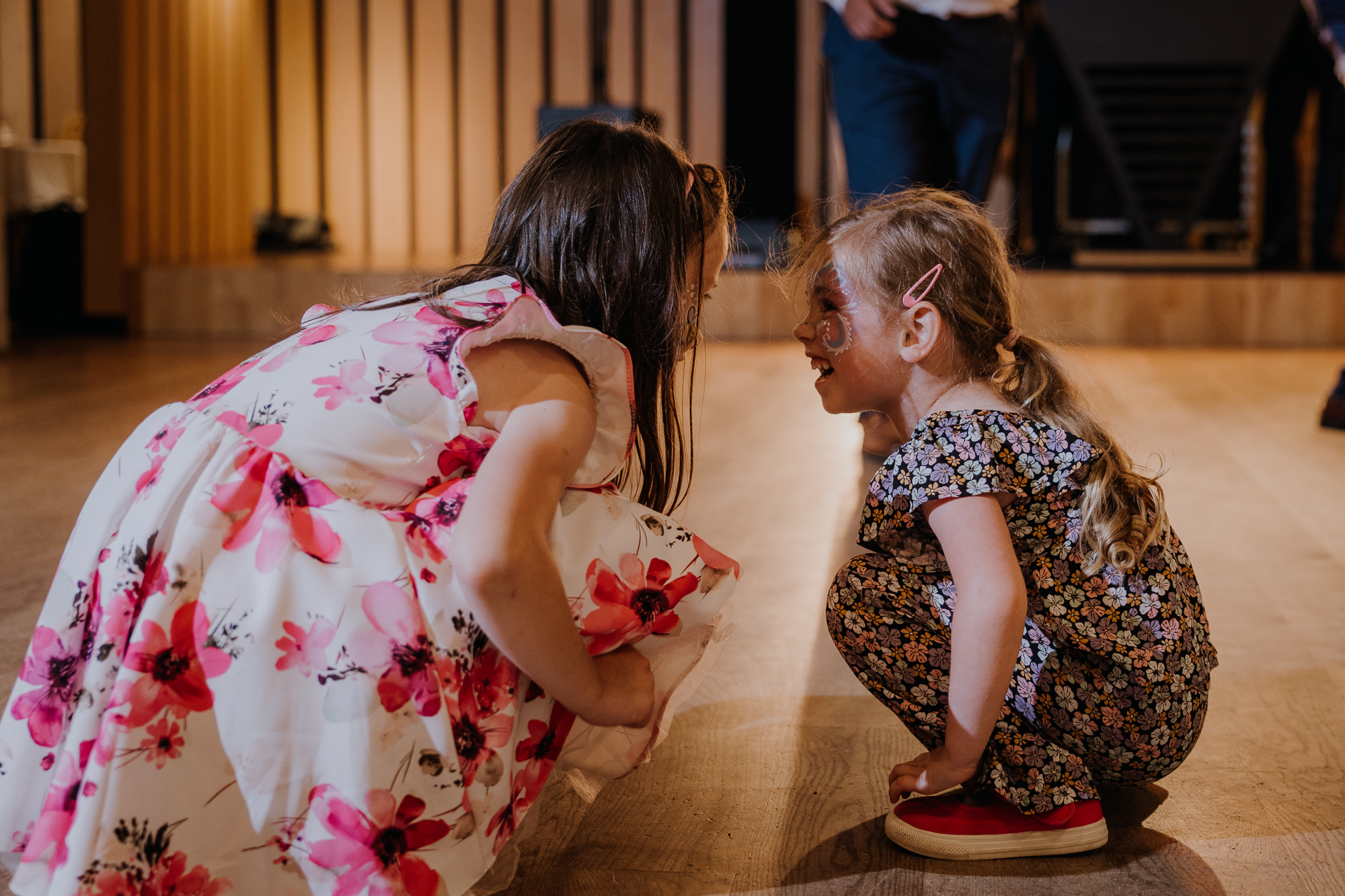 dzieci podczas zabawy na sali weselnej