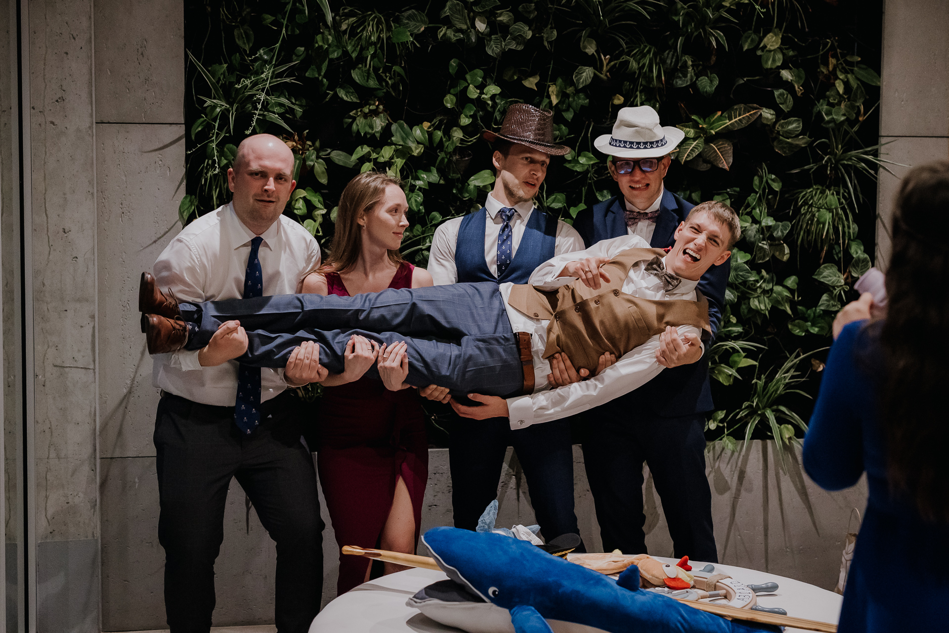 Pan Młody wraz gośćmi robią sobie zdjęcia instaxem