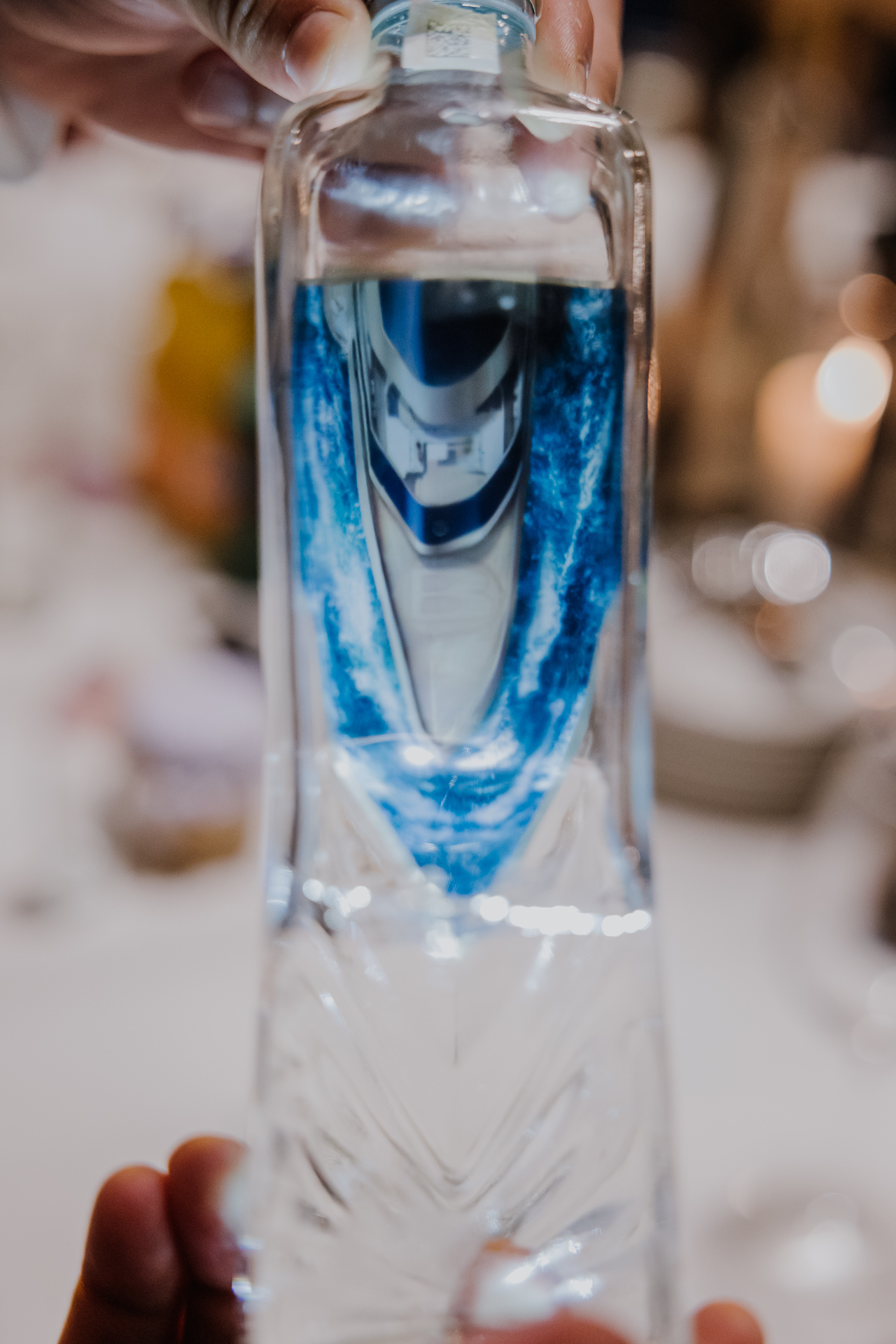 zbliżenie na wódkę weselną ze statkiem