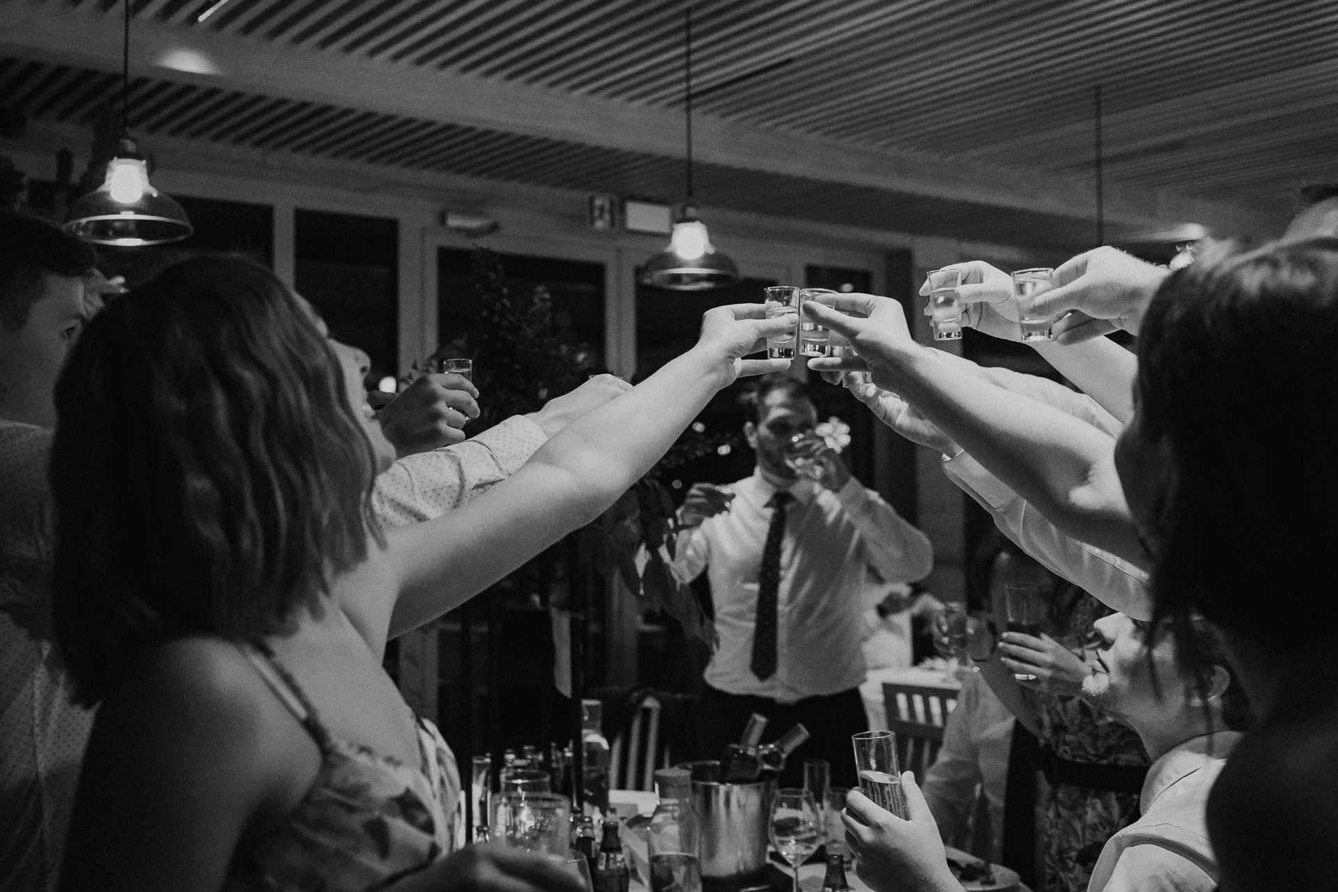 goście weselni opijają zdrowie Pary Młodej