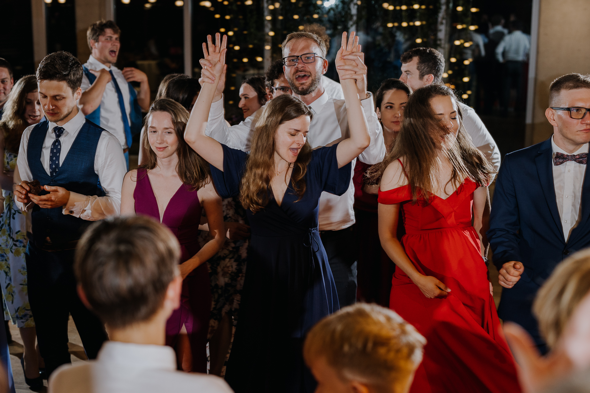 goście weselni tańczą na sali weselnej