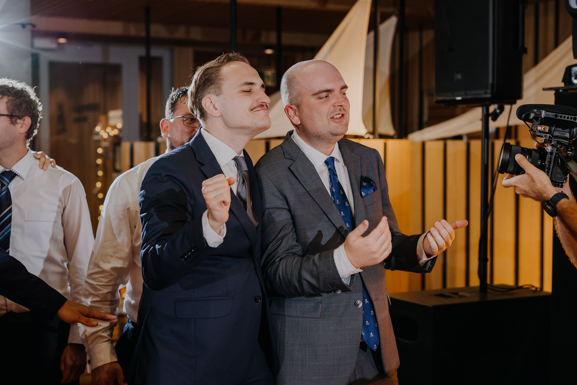 goście weselni bawią się na sali weselnej