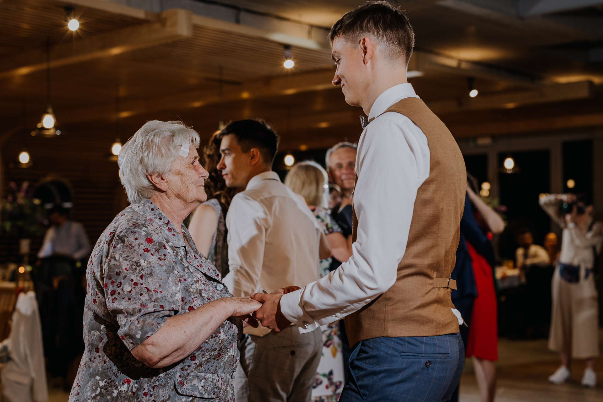 Pan Młody tańczy ze swoją babcią