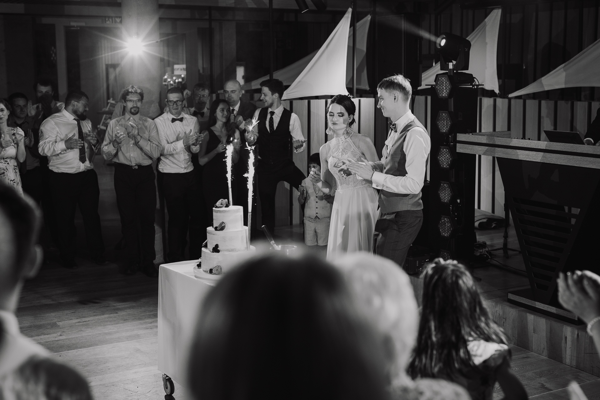 Para Młoda tańczy przy torcie