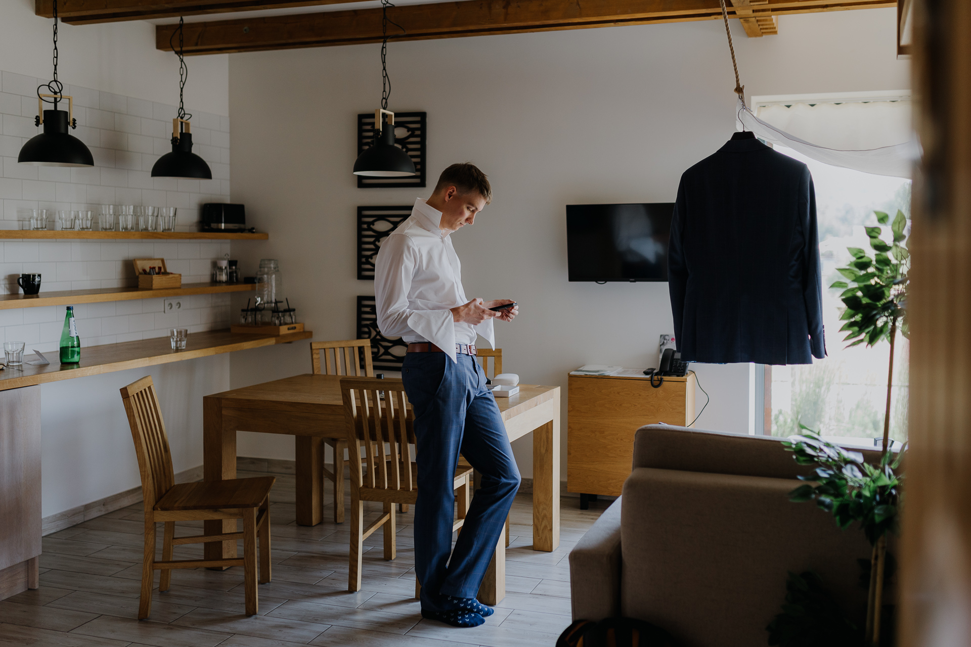 Pan Młody podczas przygotowań ślubnych