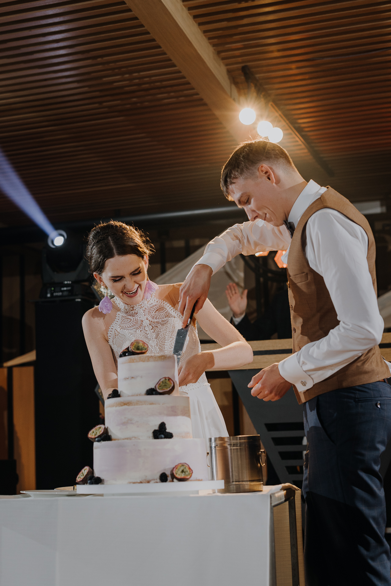 krojenie tortu weselnego przez parę młodą