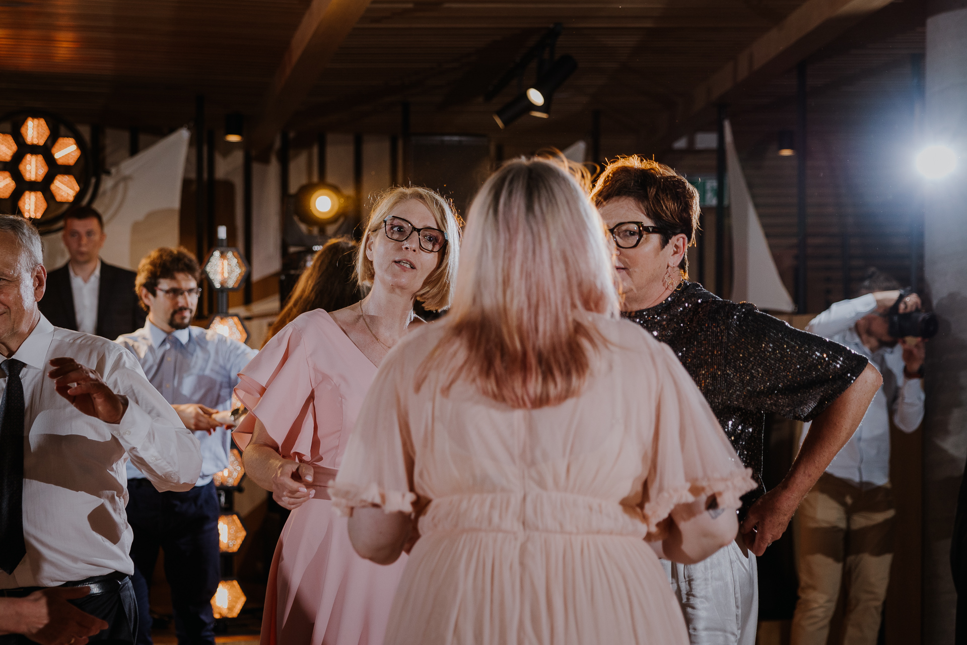 goście weselni tańczą na sali weselnej