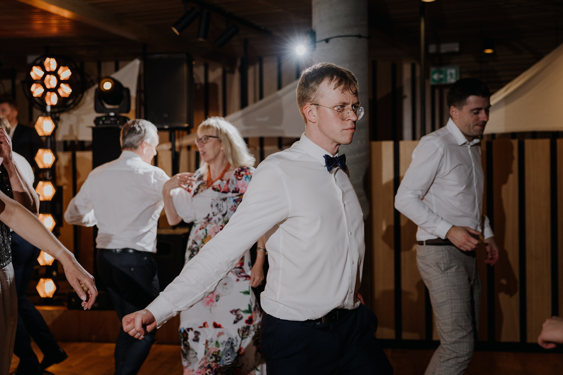 goście weselni tańczą na sali weselnej
