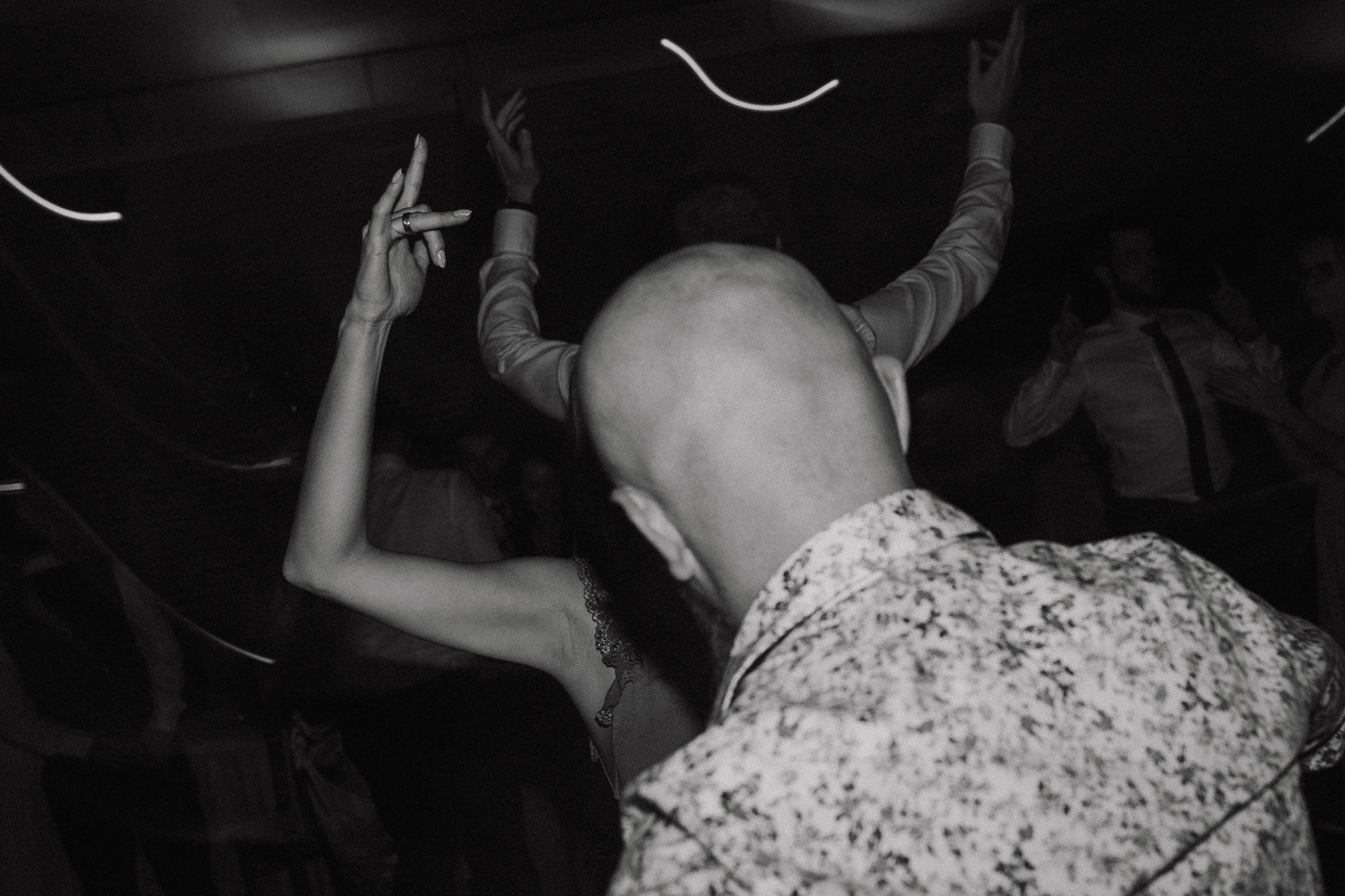 goście weselni tańczą na sali weselnej