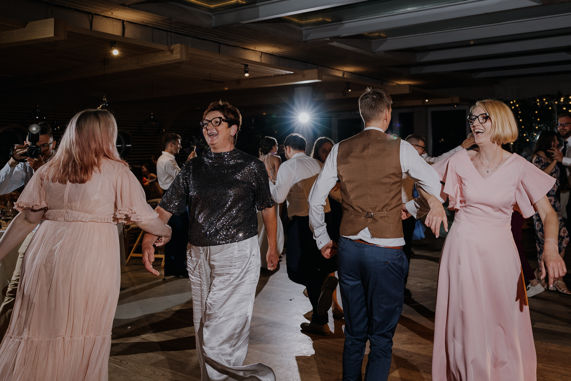goście weselni tańczą na sali weselnej