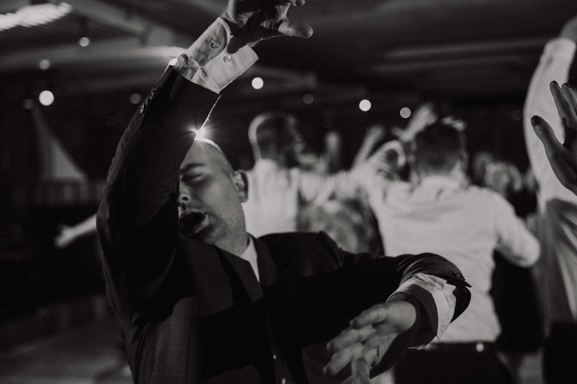 goście weselni tańczą na sali weselnej