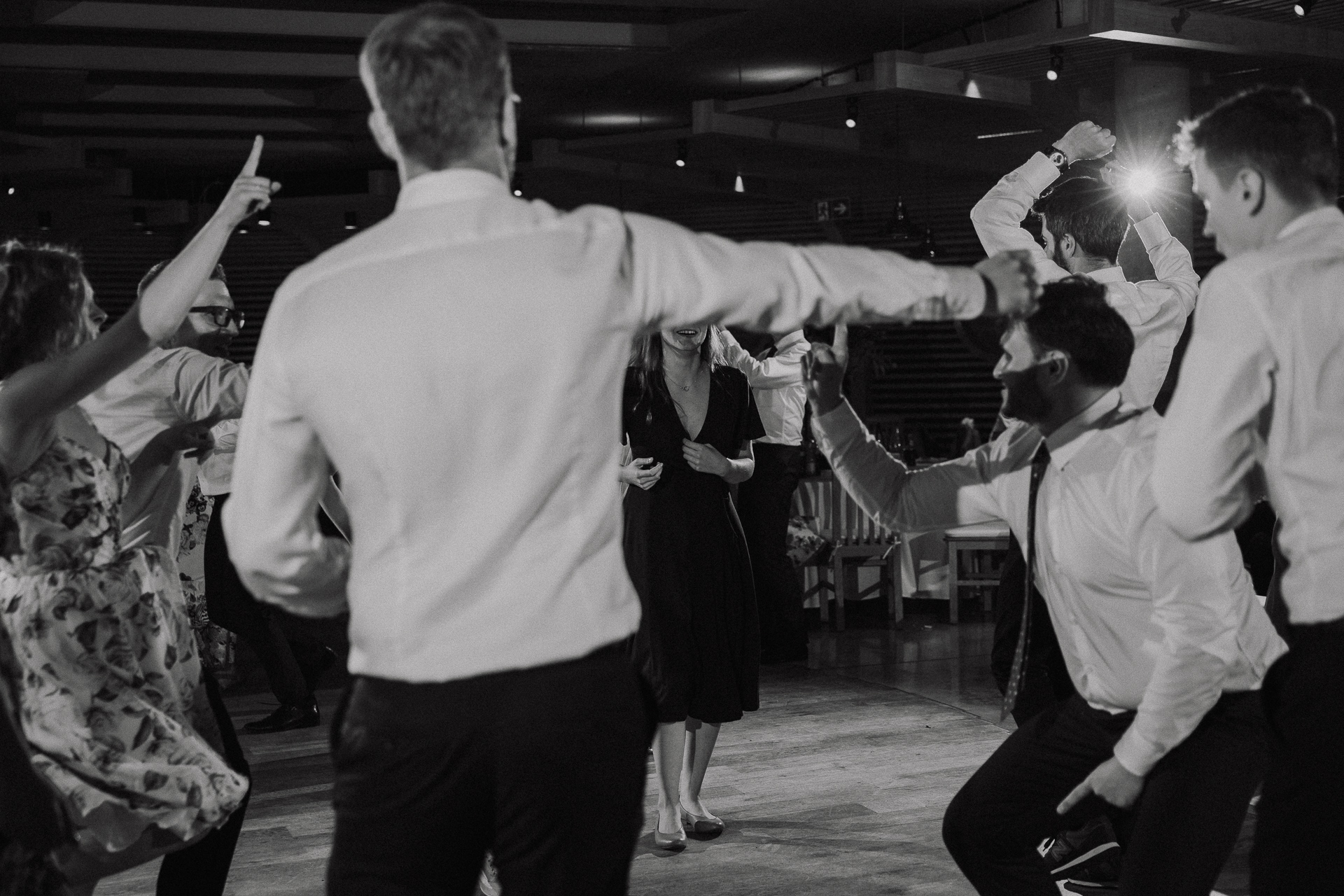 goście weselni tańczą na sali weselnej
