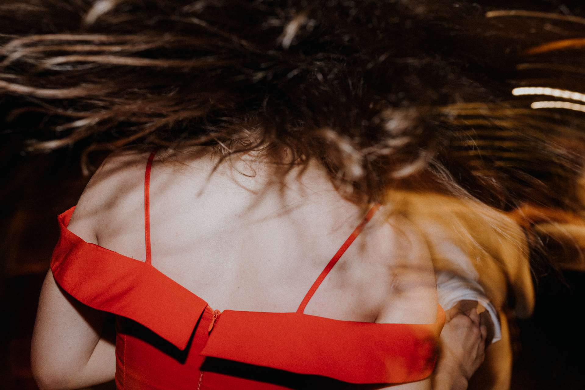 goście weselni tańczą na sali weselnej