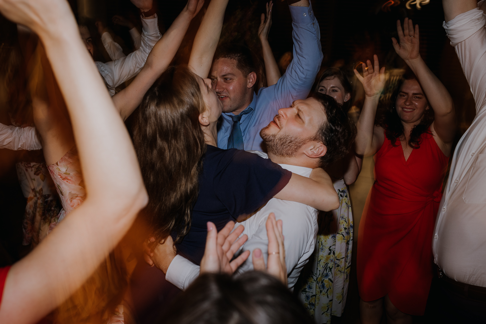 goście weselni tańczą na sali weselnej