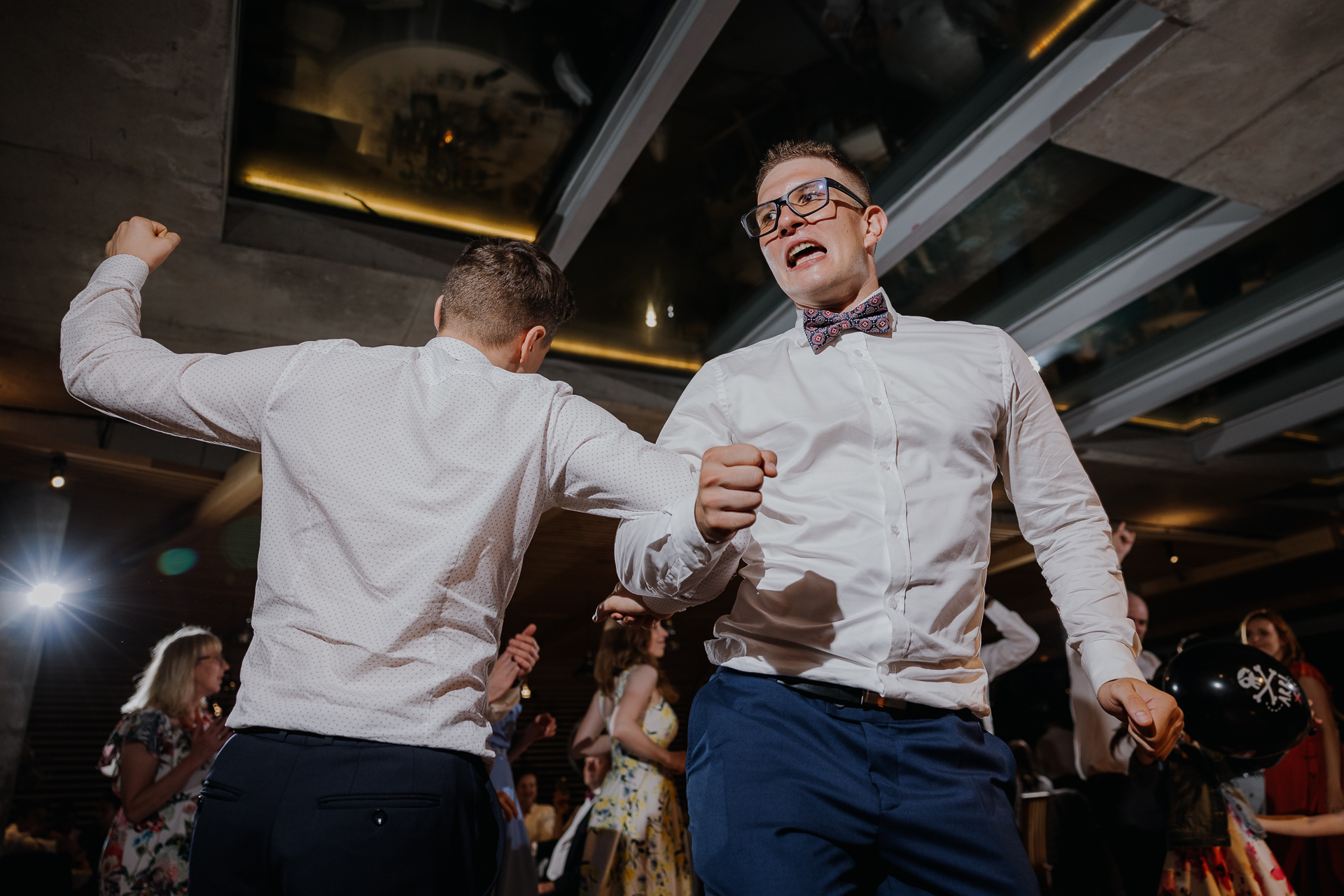goście weselni tańczą na sali weselnej