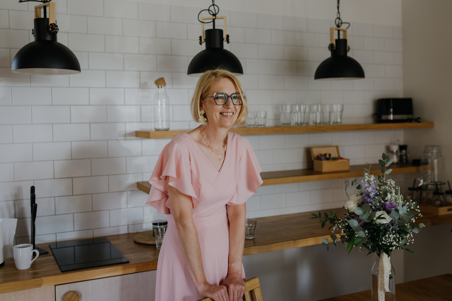 Mama Pana Młodego uśmiechnięta podczas przygotowań ślubnych