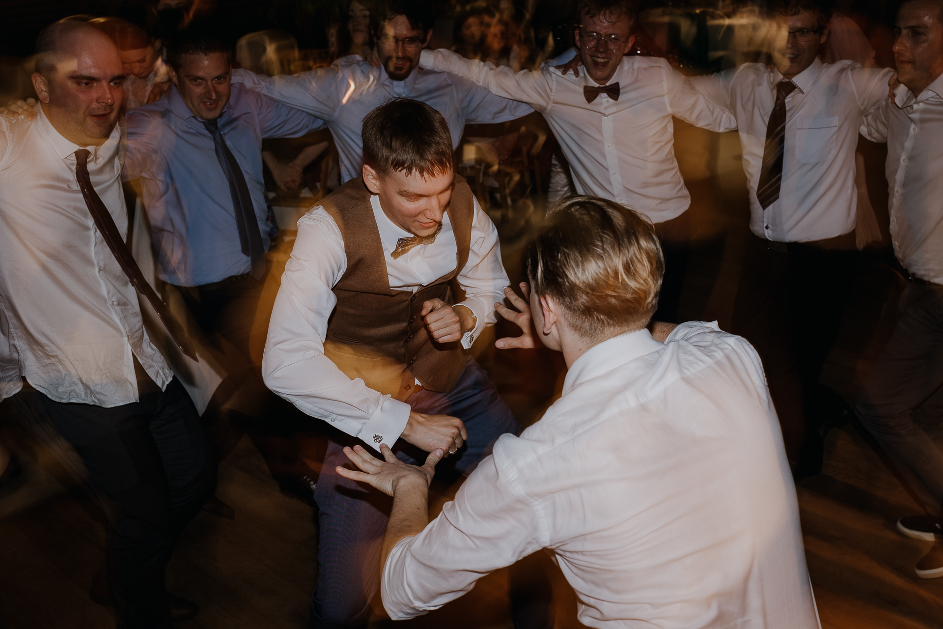 goście weselni tańczą na sali weselnej