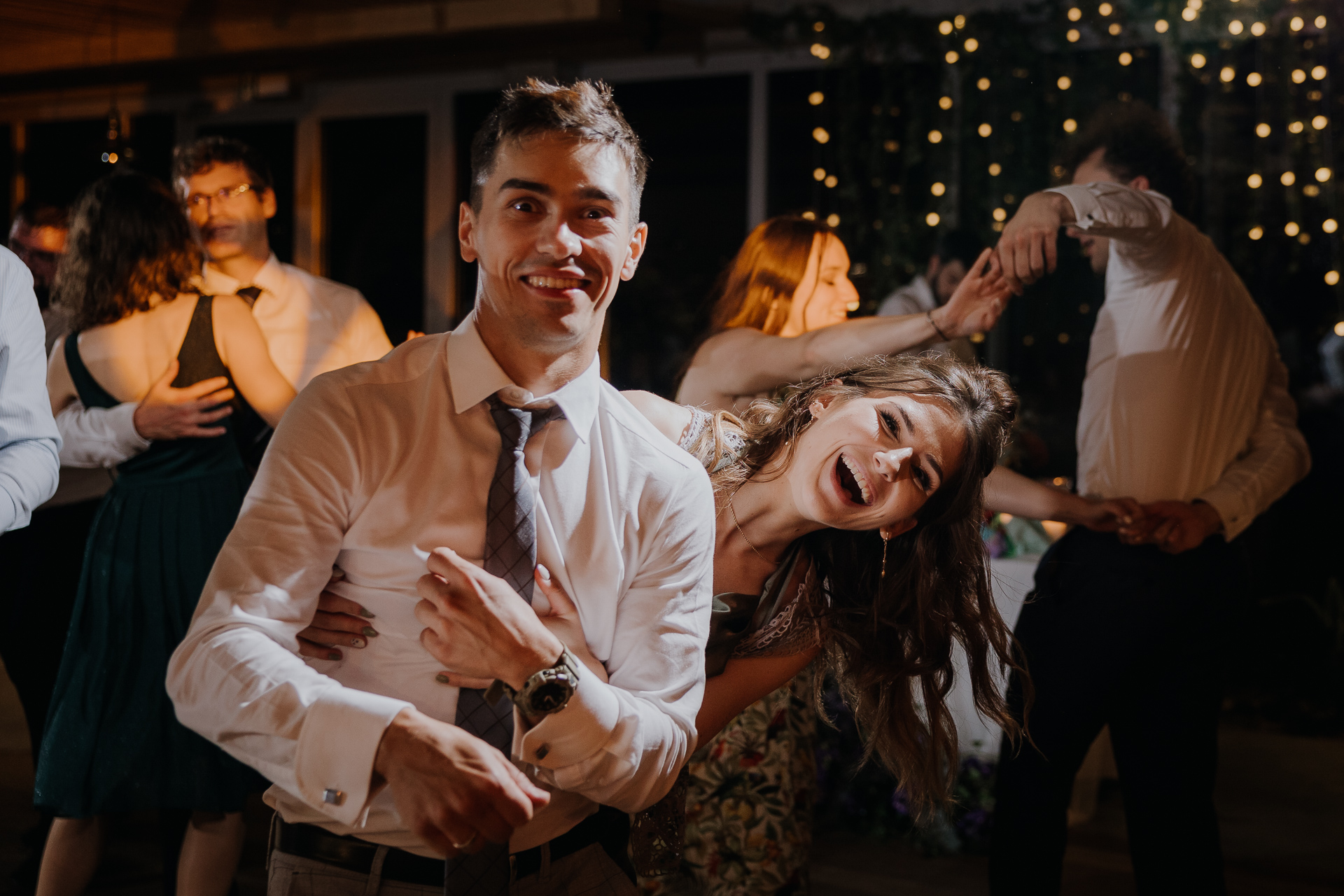 goście weselni tańczący sali weselnej