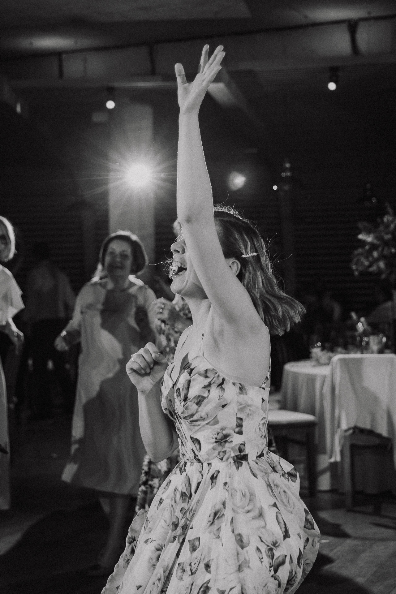 goście weselni tańczą na sali weselnej