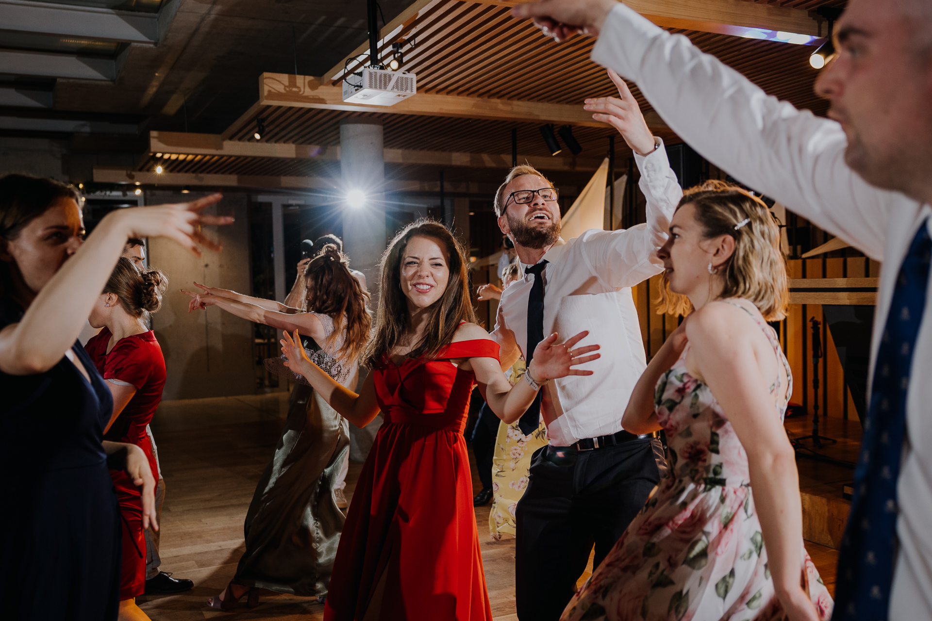 goście weselni tańczą na sali weselnej