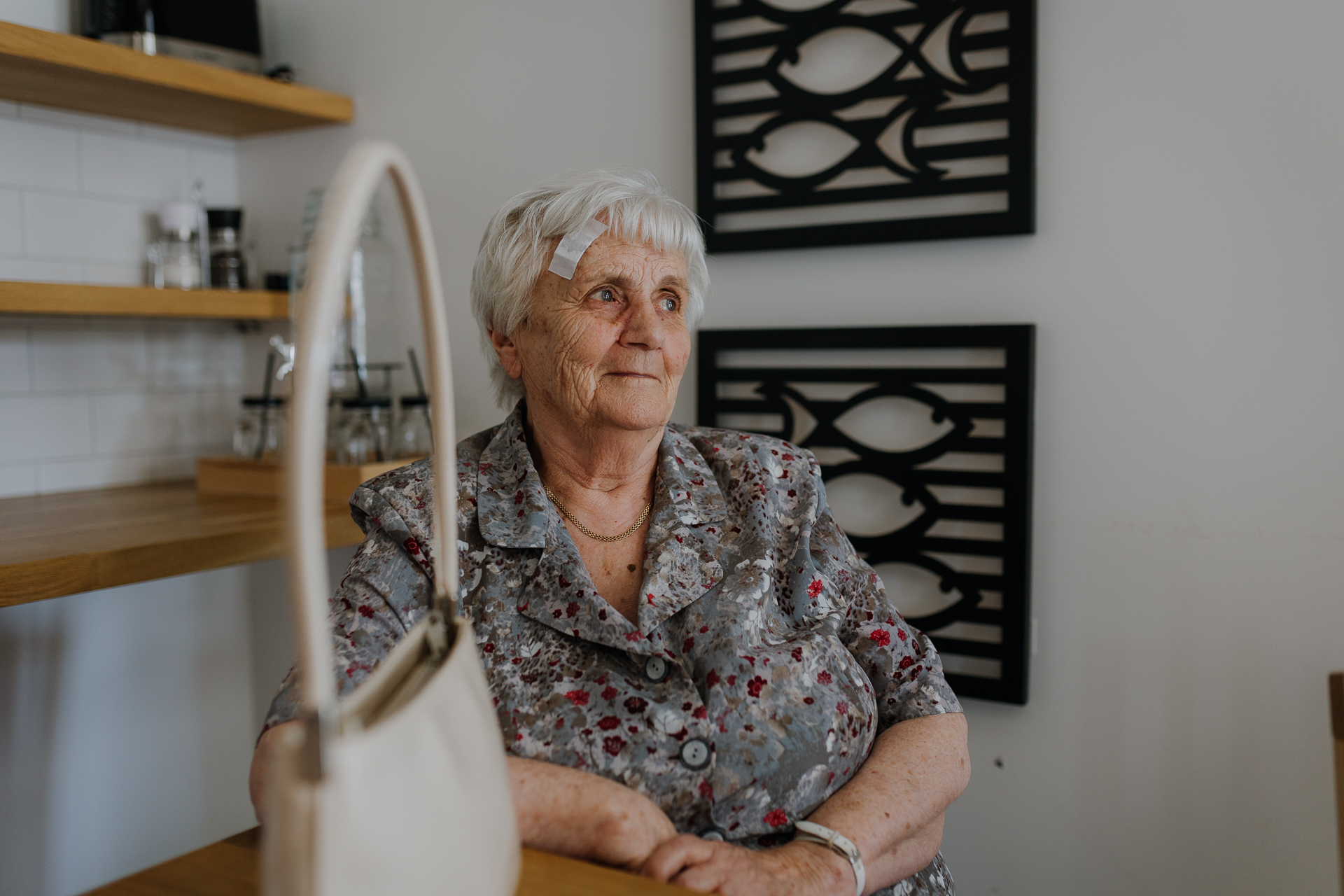 Babcia Pana Młodego uśmiechnięta podczas przygotowań ślubnych