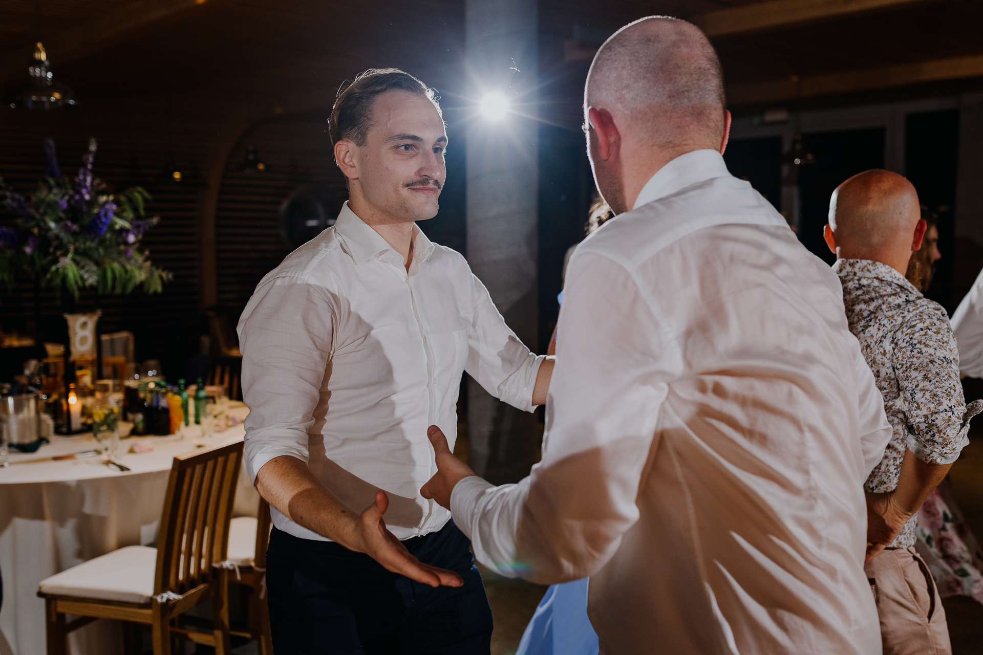 goście weselni tańczą na sali weselnej