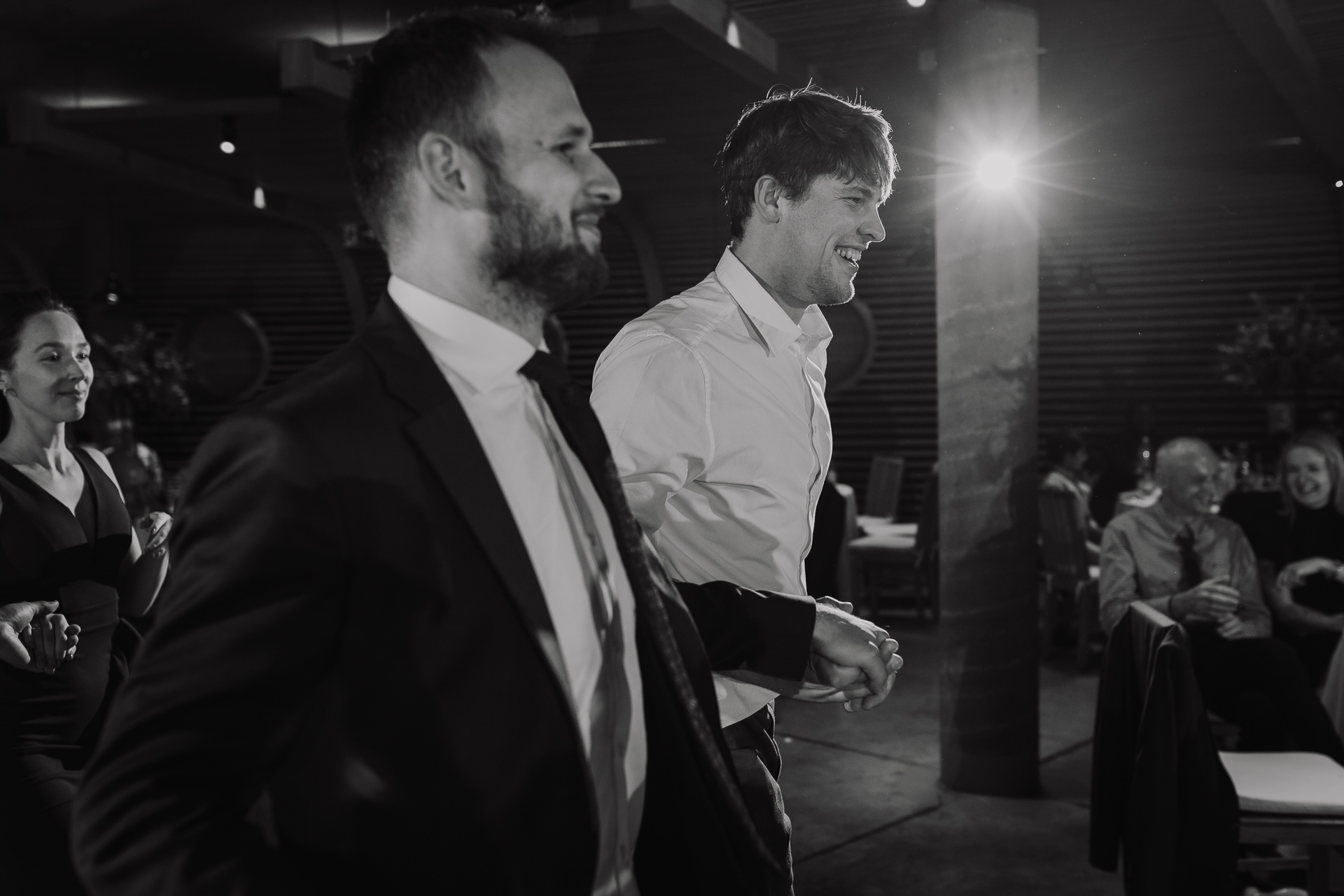 goście weselni tańczą na sali weselnej