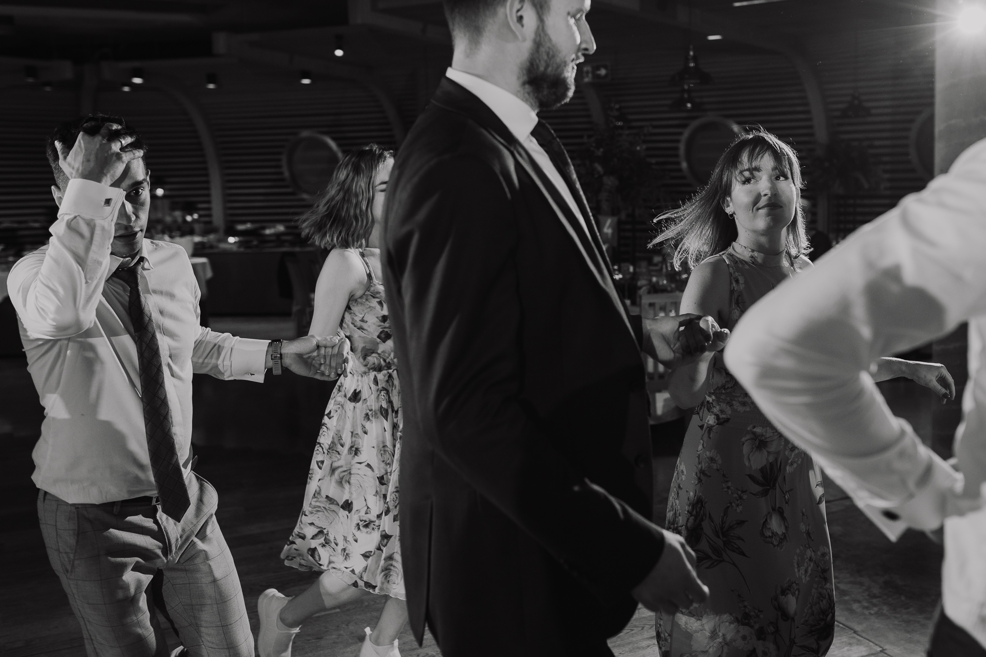 goście weselni tańczą na sali weselnej