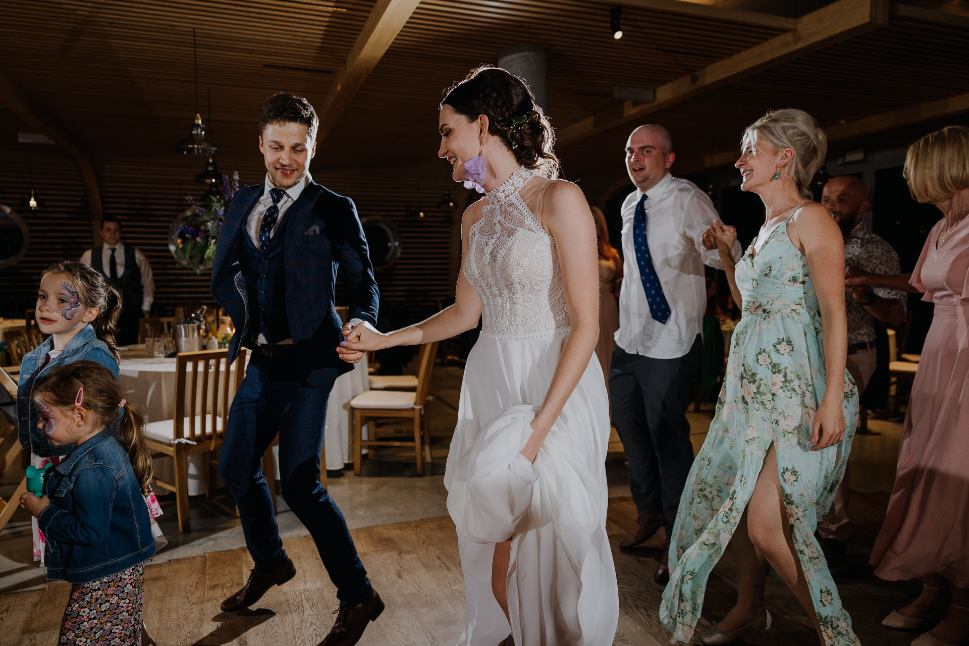 goście weselni tańczą na sali weselnej