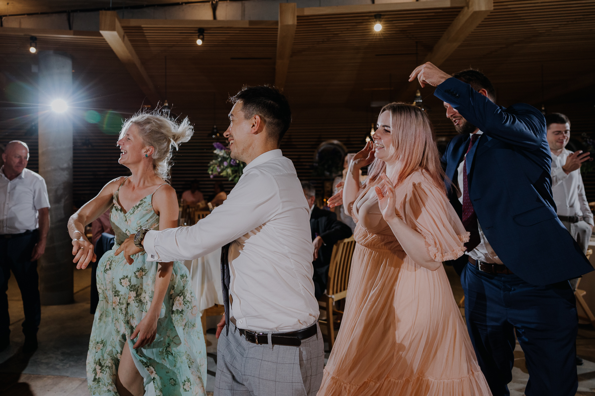 goście weselni tańczą na sali weselnej