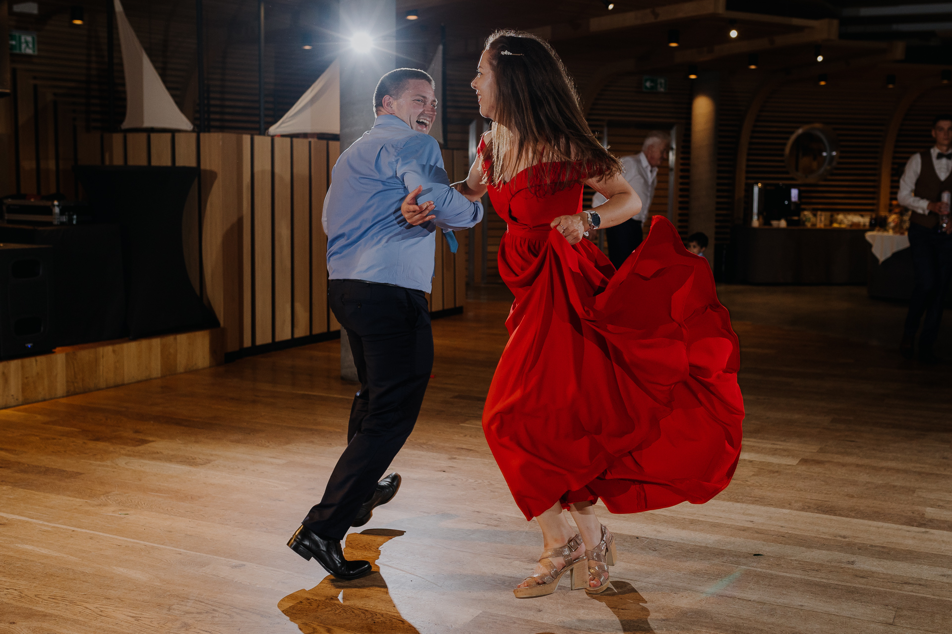 goście weselni tańczą na sali weselnej