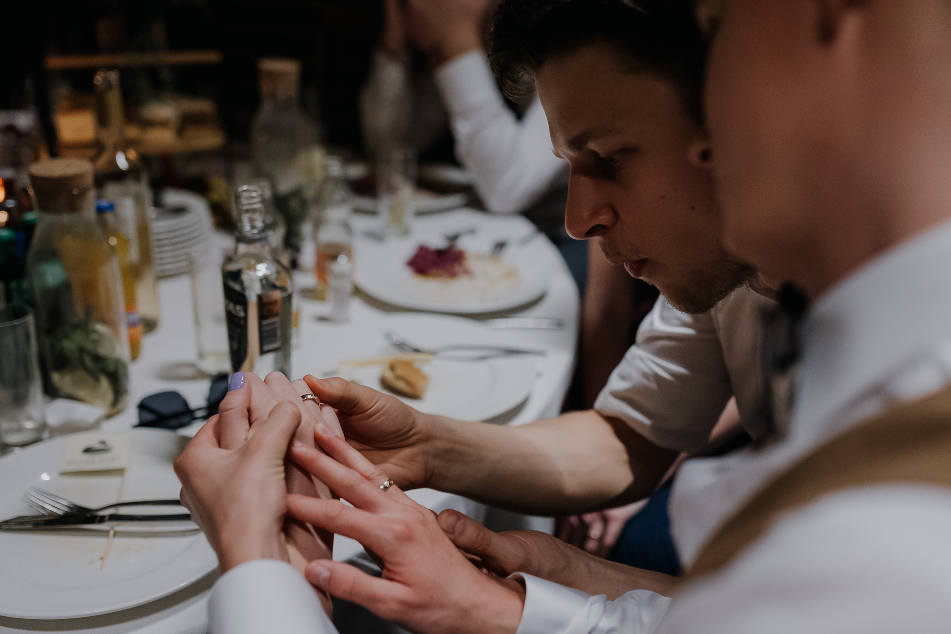 gość weselny zachwyca się obrączka Pana Młodego