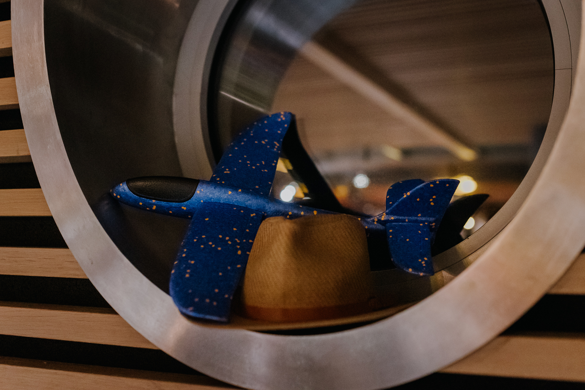 zbliżenie na samolot i kapelusz w kuter port nieznanowice