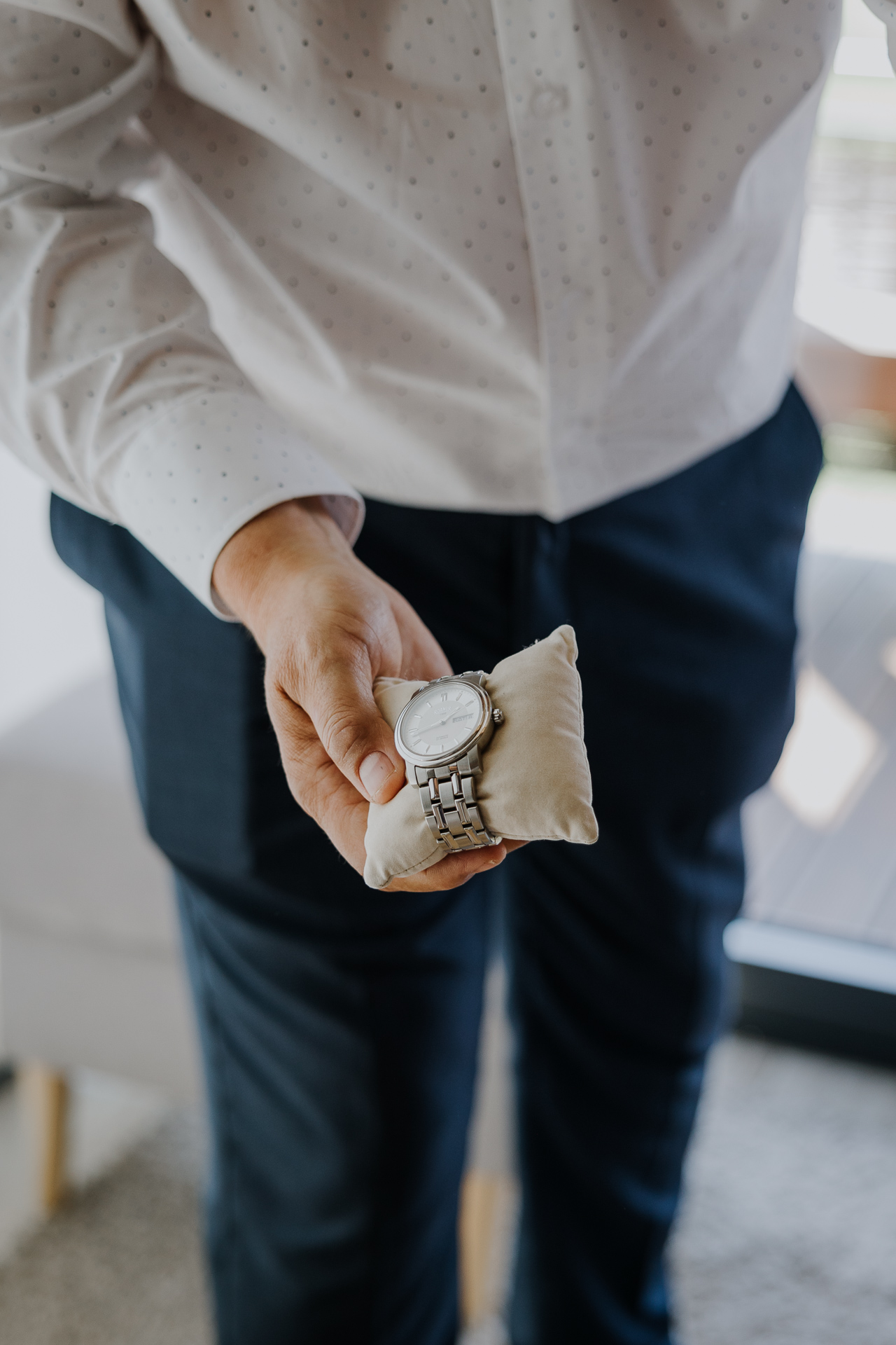 Tata Pana Młodego pokazuje zegarek