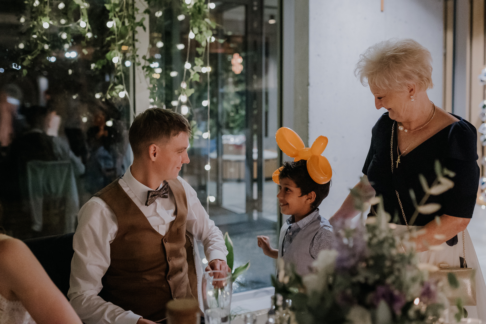 goście weselni bawią się na sali weselnej