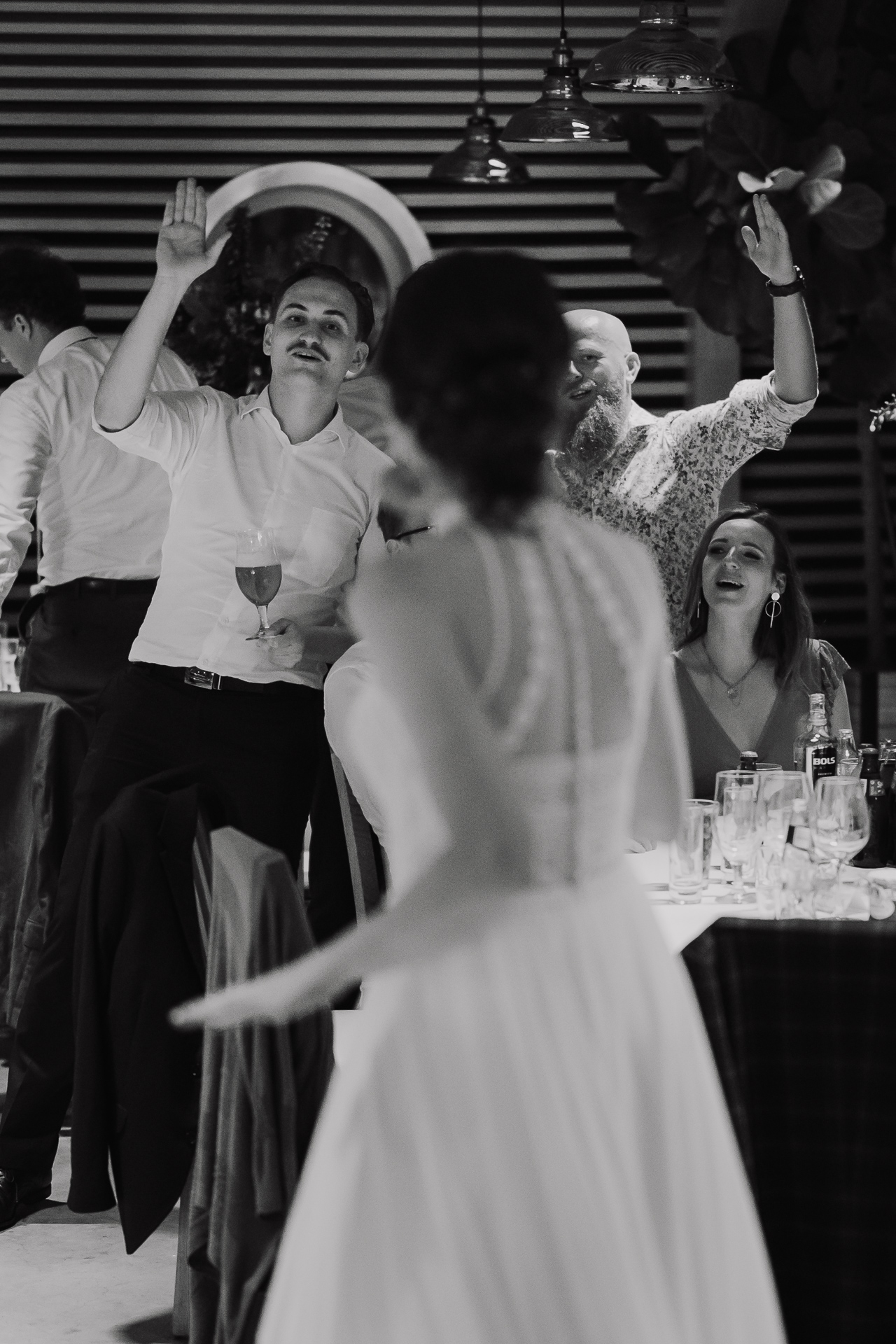 goście weselni tańczą na sali weselnej