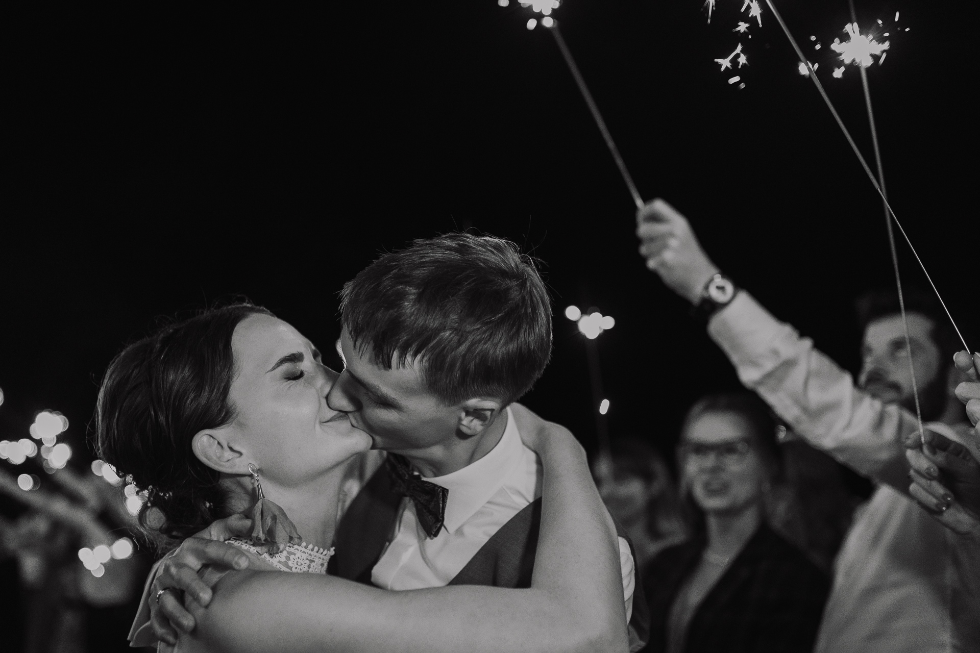 Państwo Młodzi całują się przy zimnych ogniach