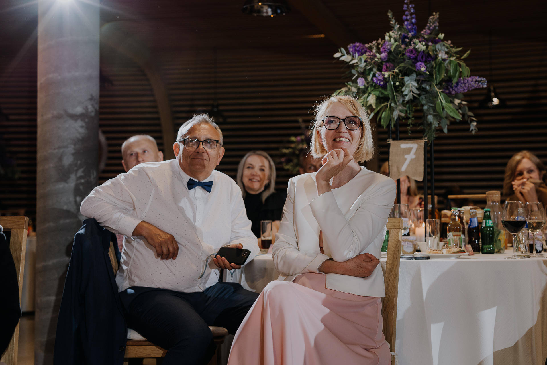 Rodzice Pana Młodego oglądają oczepiny