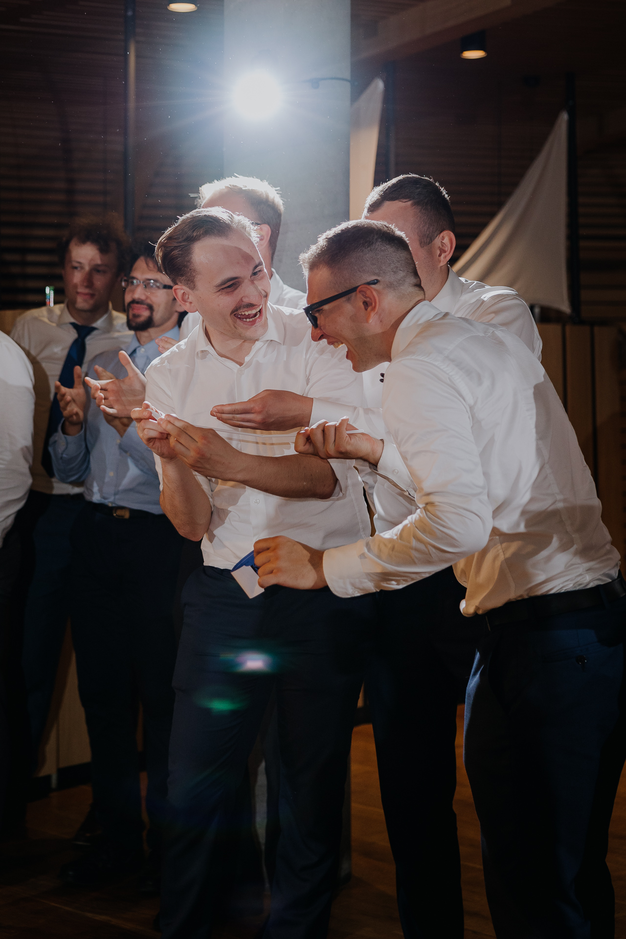 Goście weselni uradowani podczas oczepin