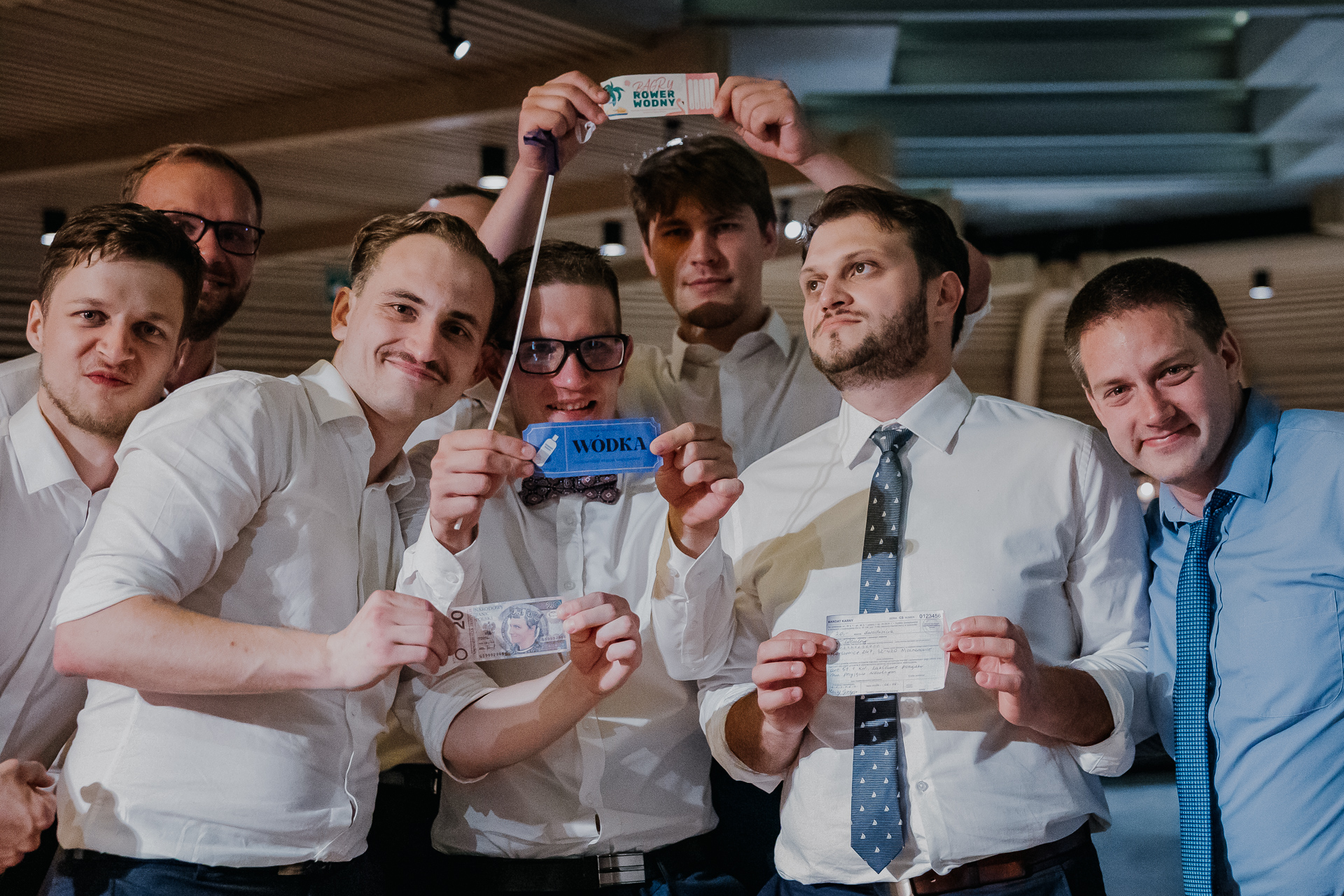 goście weselni uradowani po oczepinach