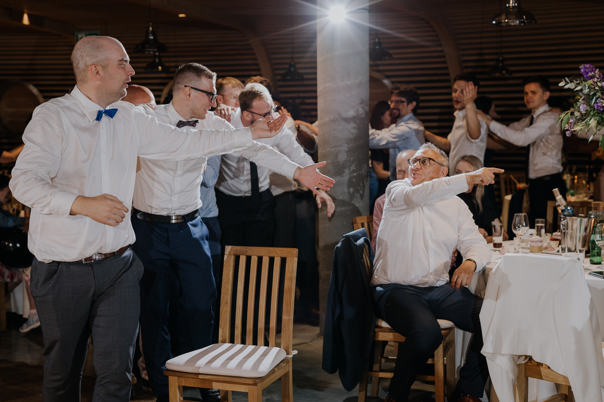 zabawa w pociąg na sali weselnej