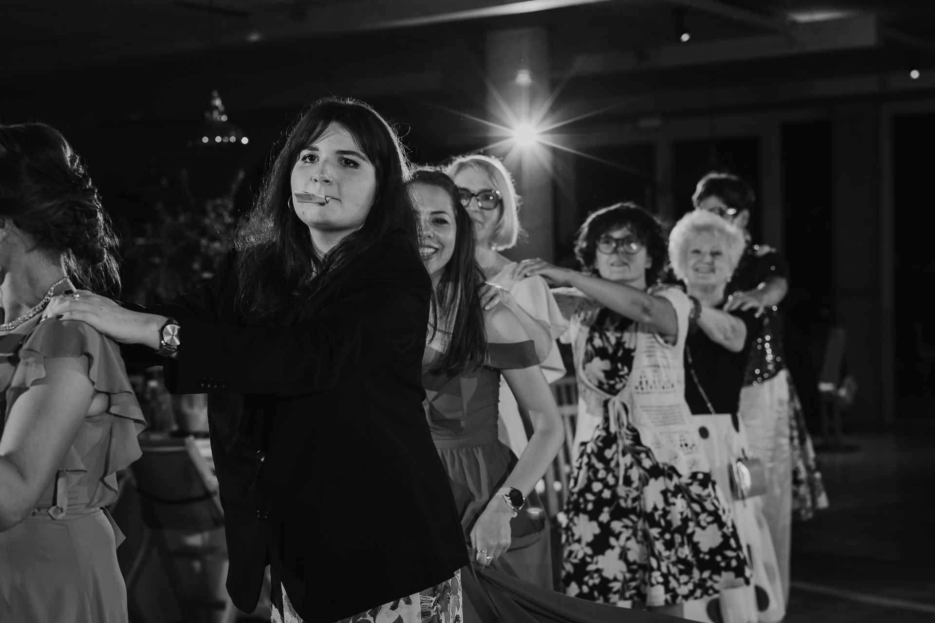 zabawa w pociąg na sali weselnej