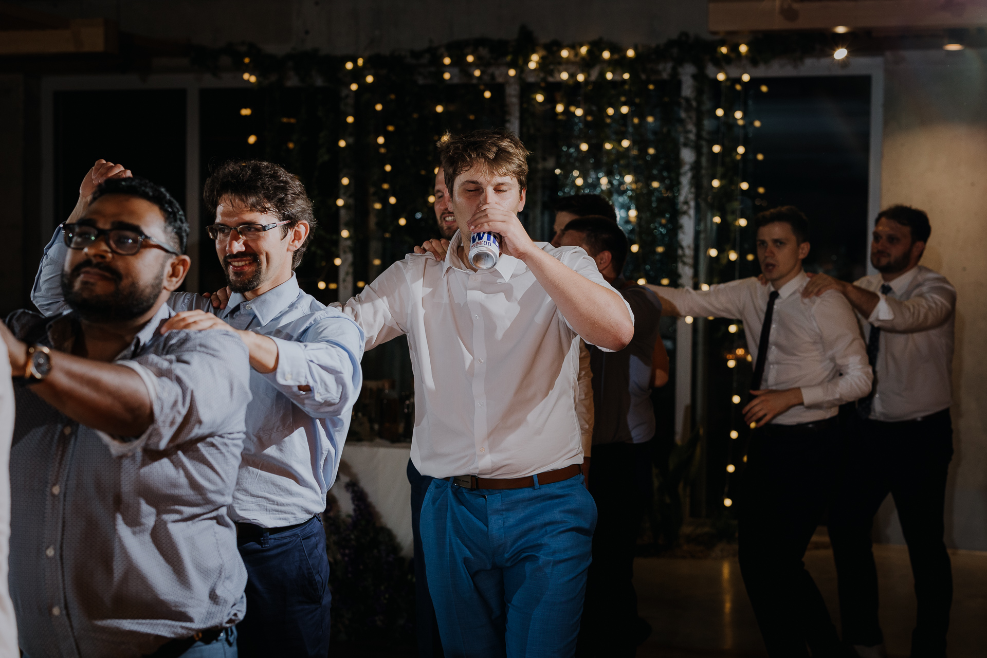 zabawa w pociąg na sali weselnej