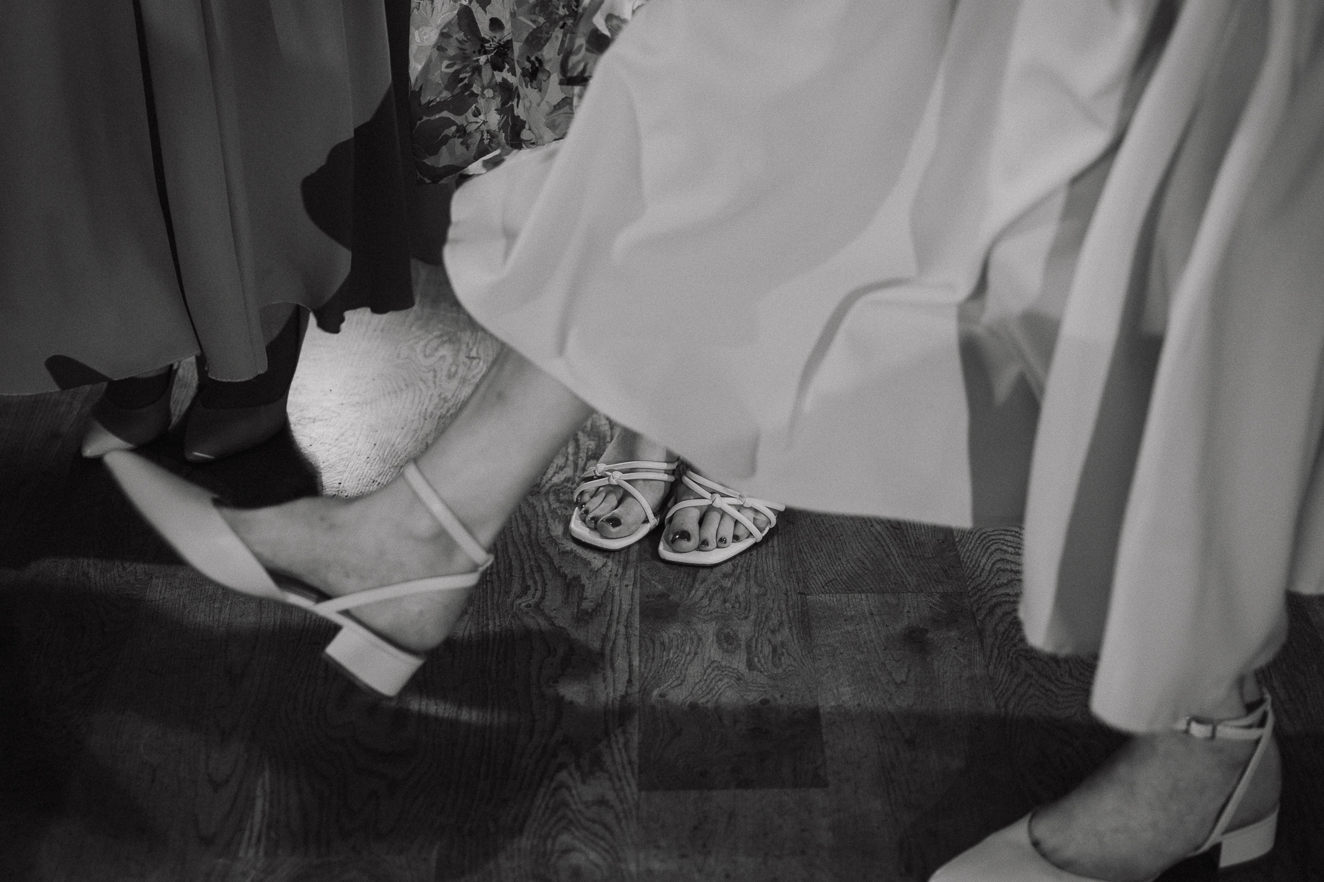 zblizenie na buty podczas zabawy na sali weselnej