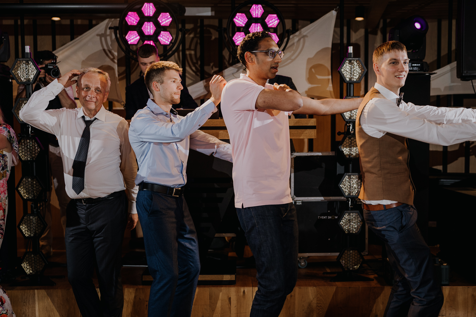 zabawa w pociąg na sali weselnej