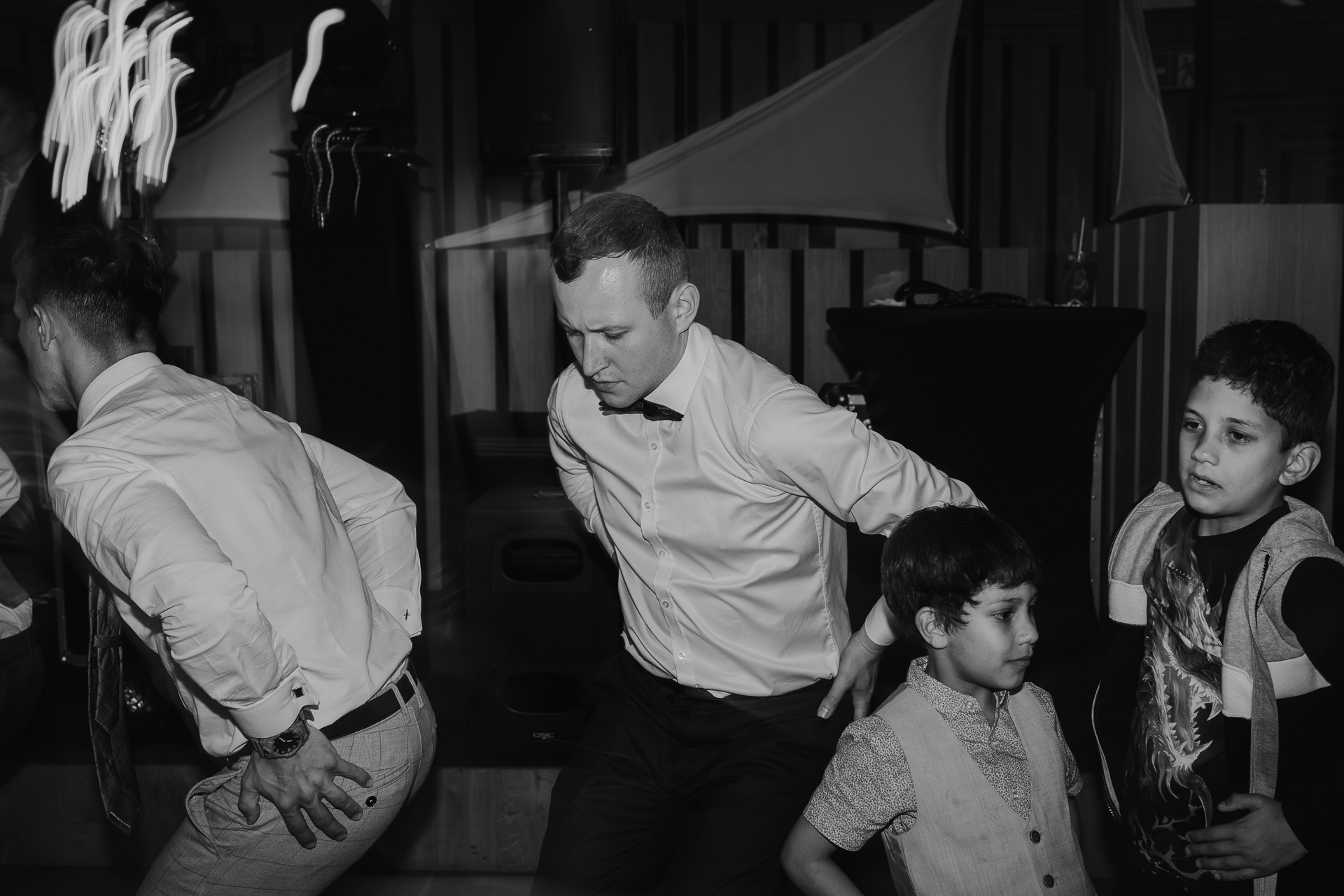 goście weselni tańczą na sali weselnej