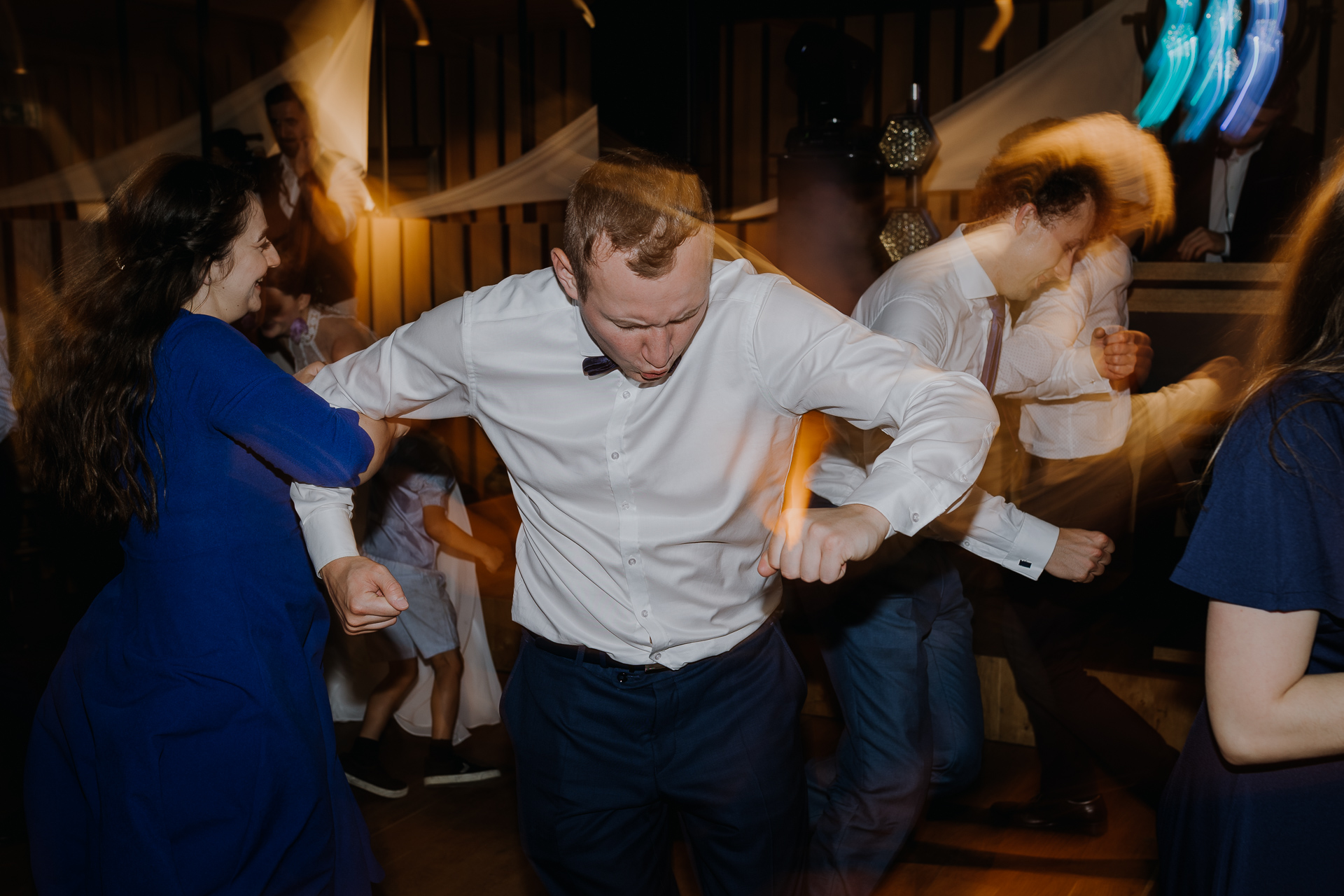 goście weselni tańczą na sali weselnej