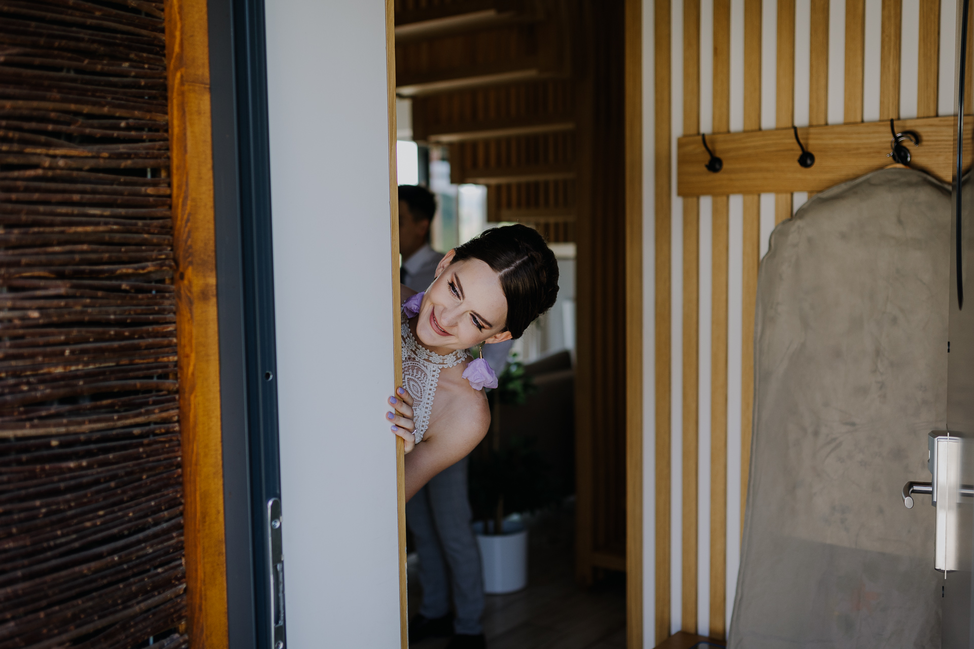 Panna Młoda zagląda za Panem Młodym w domkach w Kuter Port