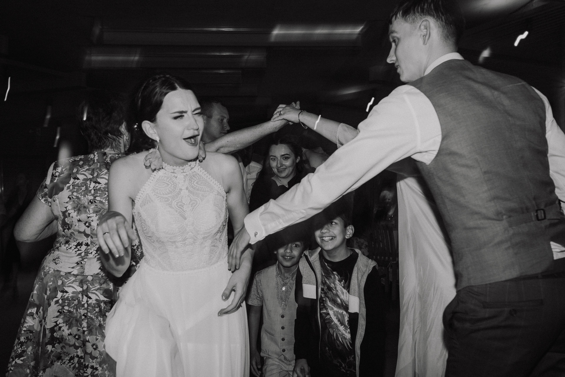 goście weselni tańczą na sali weselnej